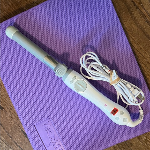 White Curling Iron - Picture 1 of 1